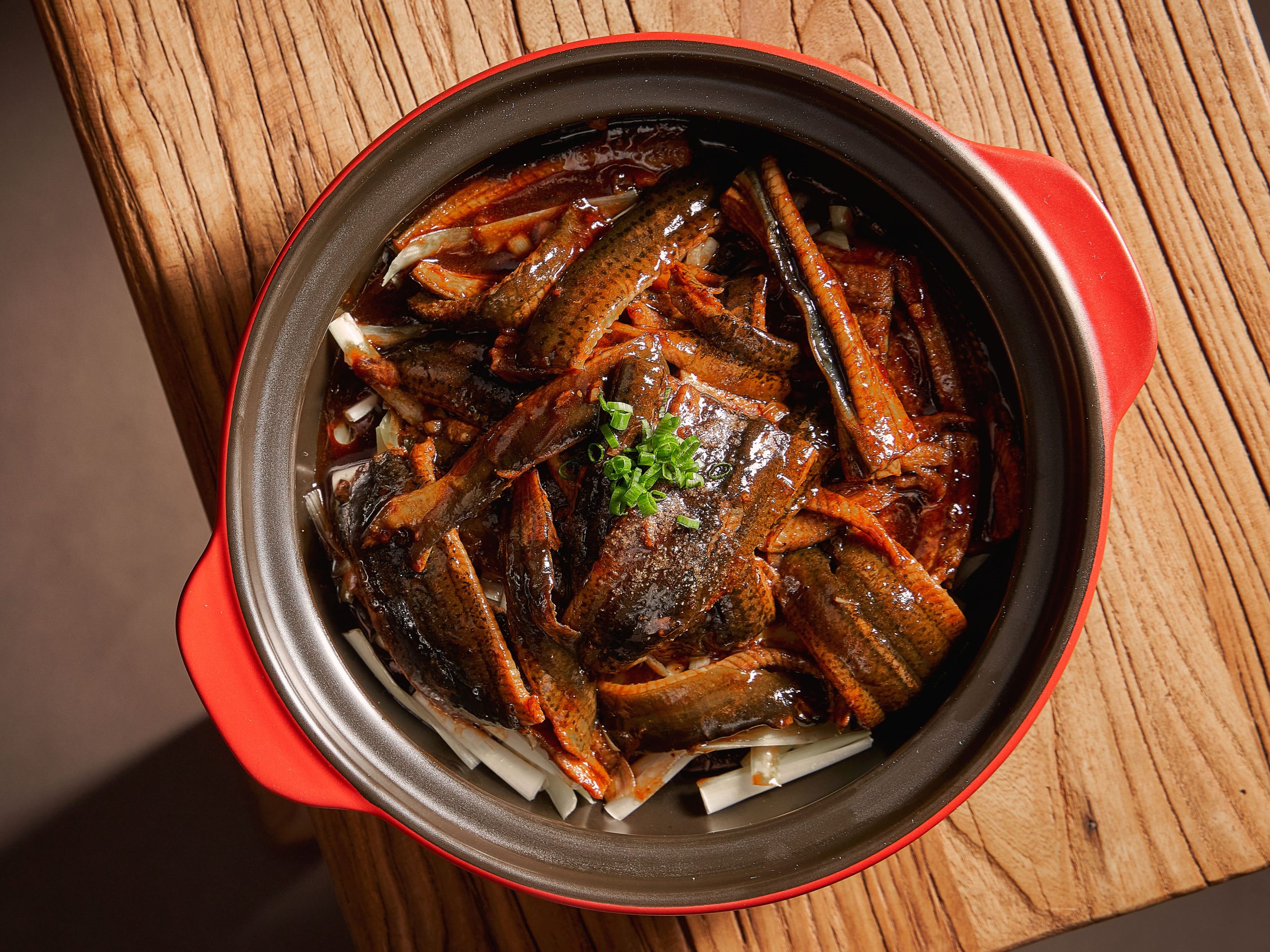 HOMES招牌热菜 - 响油炒软兜（现划鳝丝），色泽浓油赤酱，撒有白胡椒粉。