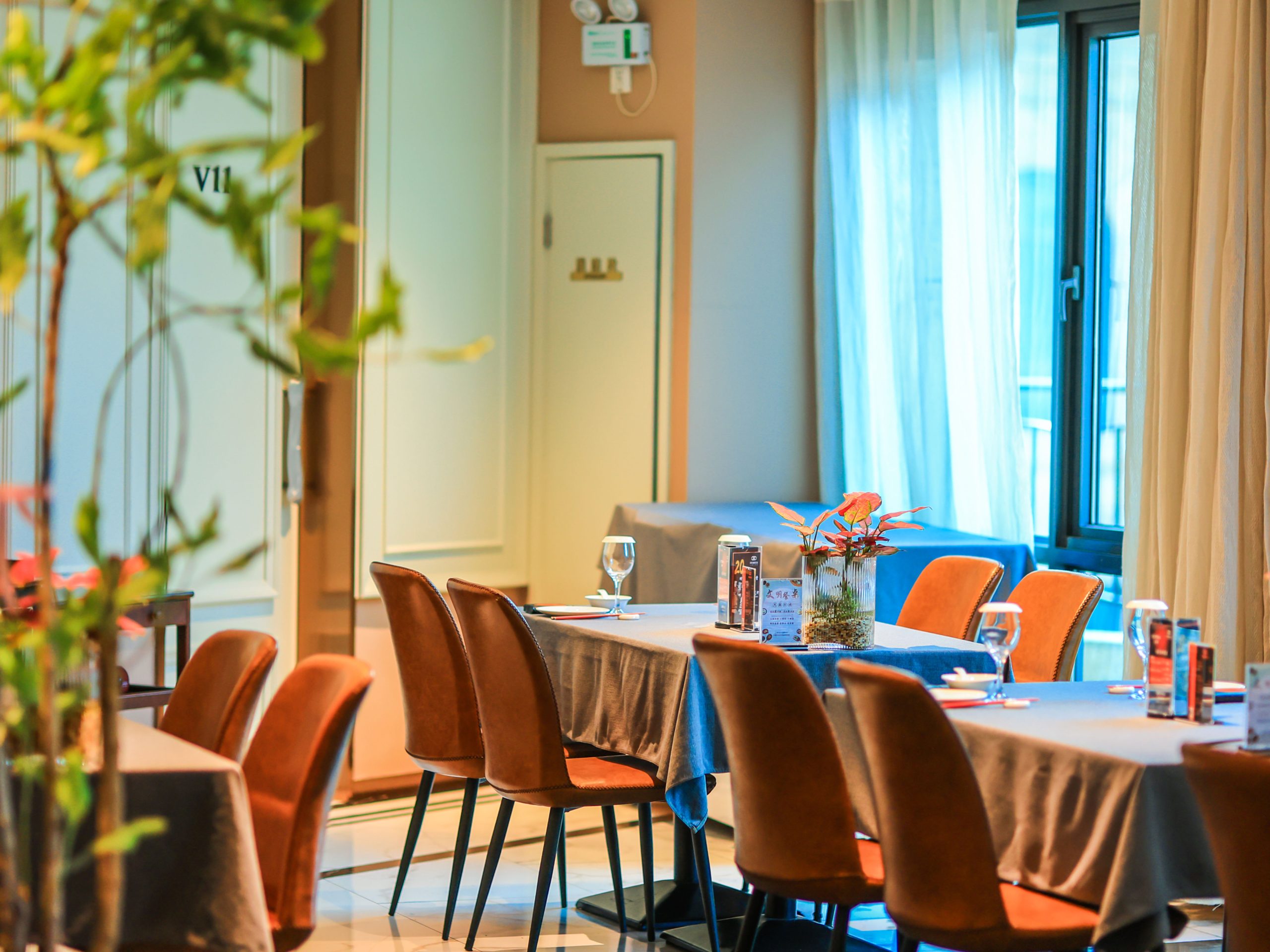 HOMES上海本帮菜淮海西路店 - 现代典雅的景观用餐区，光线明亮，适合商务宴请与家庭小聚。