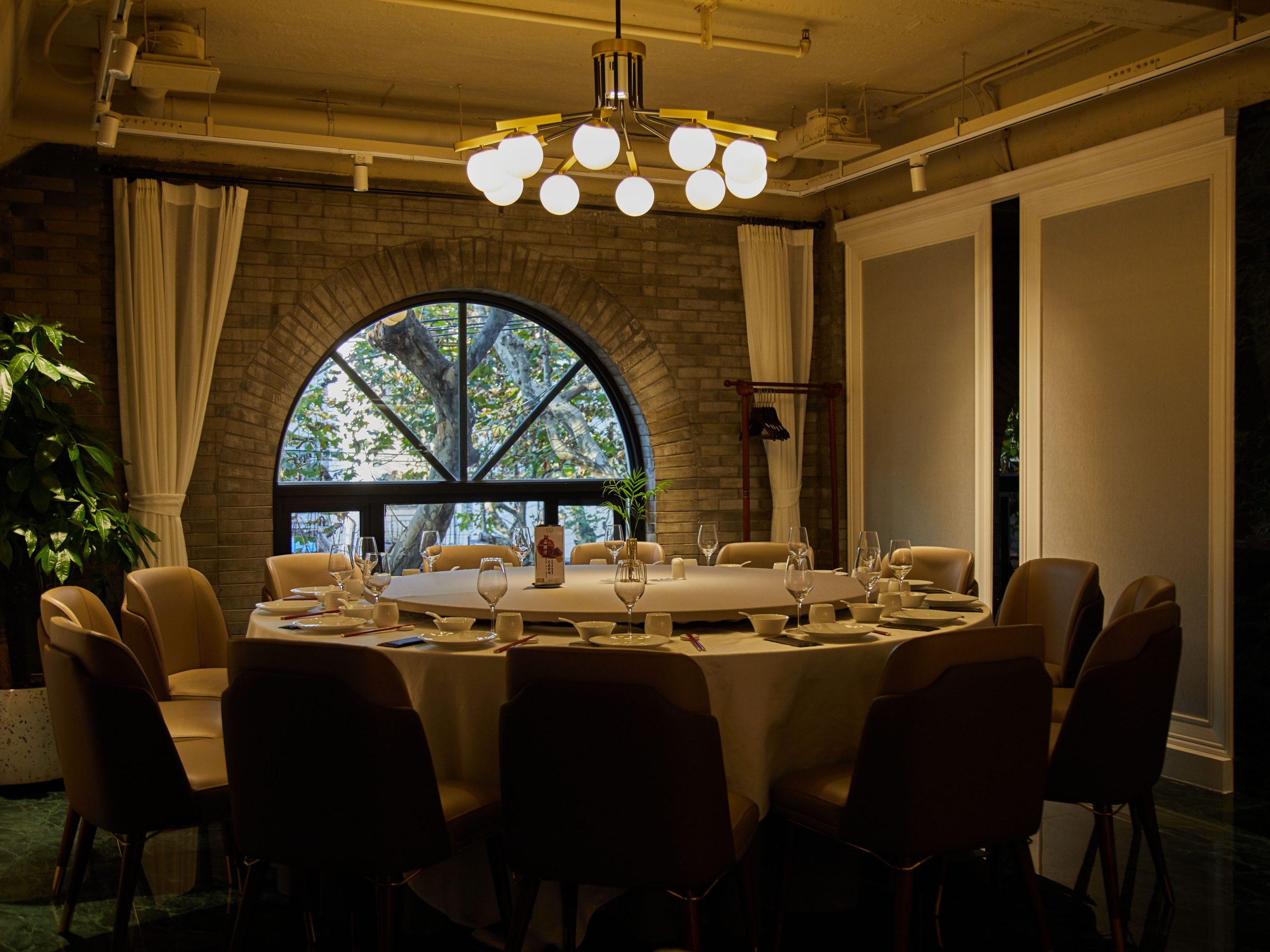 HOMES上海本帮菜襄阳公园店 - 豪华私密包间，配有大圆桌和特色拱形窗景，适合大型聚餐。