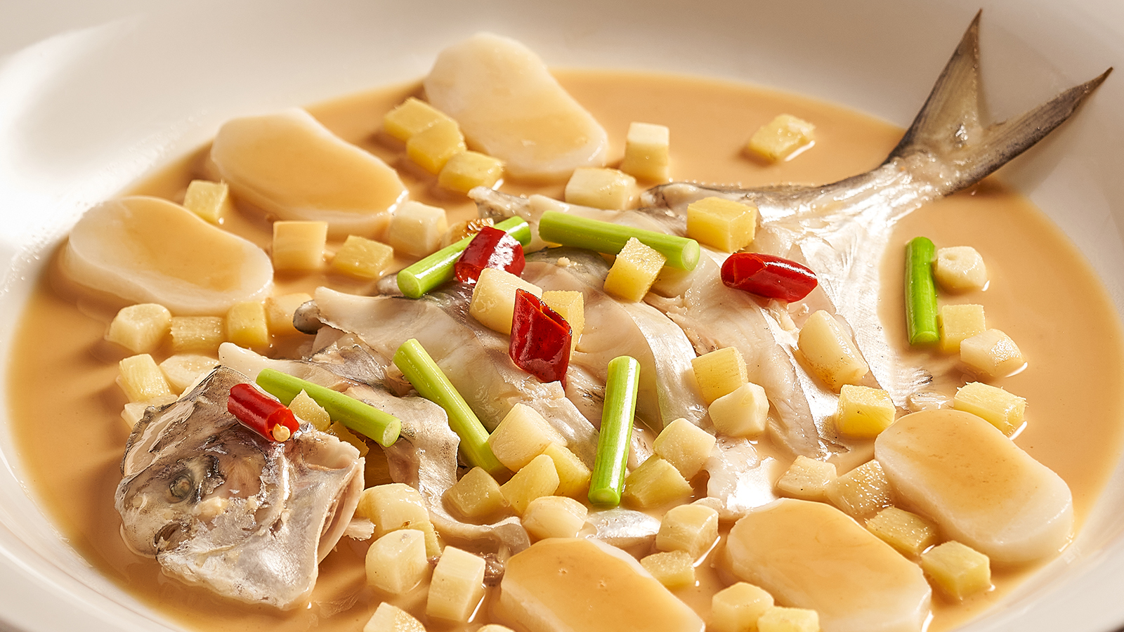 HOMES特色家烧白鲳 - 咸鲜入味，肉质细腻。